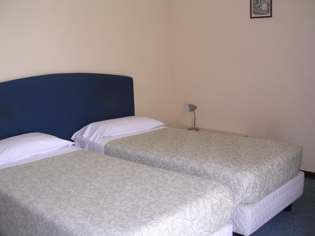 Cerrutihotel Верчеллі Номер фото